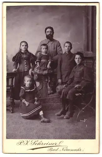 Fotografie P. F. Schreiner, Bad-Neuenahr, Stolzer Vater mit seinen fünf Kindern