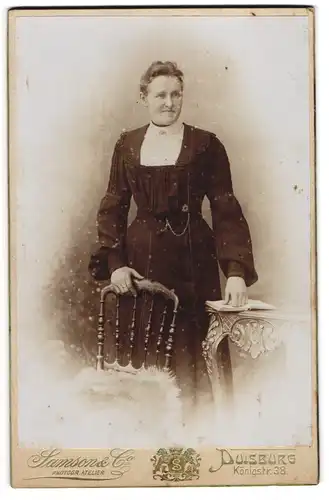 Fotografie Samson & Co., Duisburg, Königstrasse 38, Dame im besten Alter mit Uhrenkette im taillierten Kleid