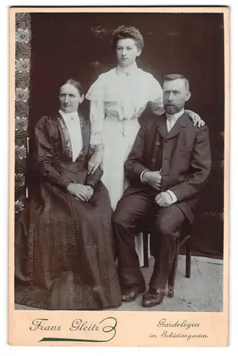 Fotografie Franz Gleitz, Gardelegen, Bürgerliches Paar mit ihrer Tochter in Weiss