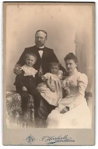 Fotografie F. Herrfurth, Merseburg, Bürgerliche Familie im Sonntagsstaat