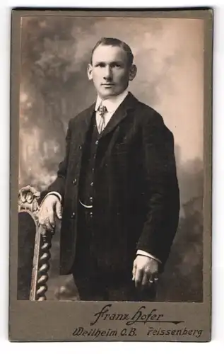 Fotografie Franz Hofer, Weilheim /O.-B., Junger Herr im Anzug mit Krawatte