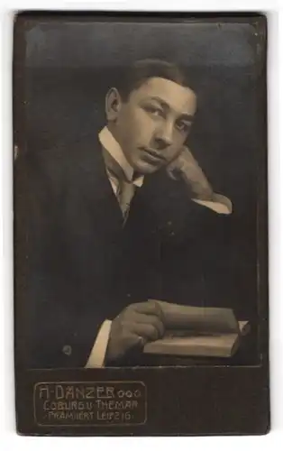 Fotografie H. Danzer, Coburg, Junger Herr im Anzug mit einem Buch
