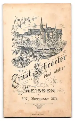 Fotografie Ernst Schroeter, Meissen, Obergasse 597, Kind im Samtkleid mit einem Spielzeugpferd