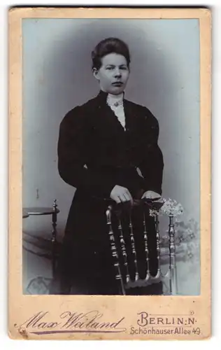 Fotografie Max Weiland, Berlin, Schönhauser Allee 49, Junge Dame im schwarzen Kleid