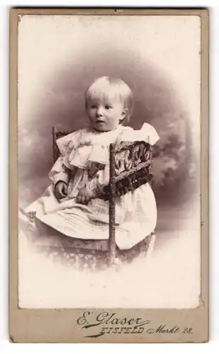 Fotografie E. Glaser, Eisfeld, Markt 28, Kleines Kind im karierten Kleid