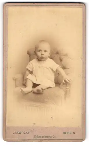 Fotografie J. Lawitzky, Berlin, Behrenstr. 21, Süsses Kleinkind im Hemd mit nackigen Füssen