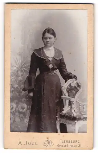 Fotografie A. Juul, Flensburg, Grosse Strasse 21, Junge Dame im modischen Kleid