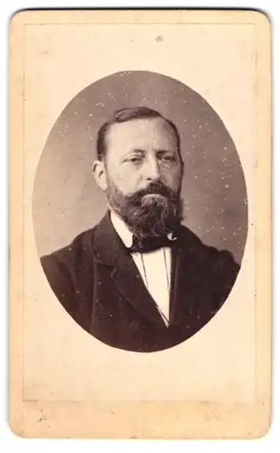 Fotografie L. Feuerrohr, Rinteln, Elegant gekleideter Herr mit Vollbart
