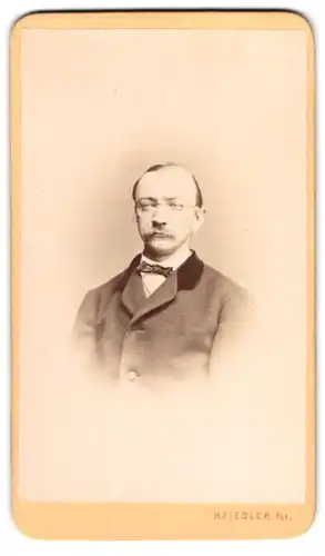 Fotografie H. Fiedler, Praha, Václavoké nám 738, Bürgerlicher Herr mit Brille und Schnurrbart