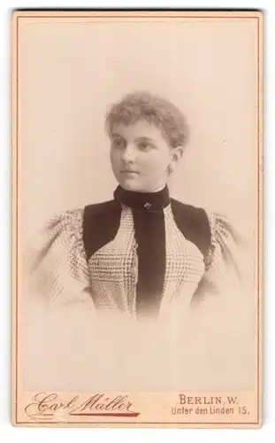 Fotografie Carl Müller, Berlin, Unter den Linden 15, junge Frau Lotte im Kleid, 1897