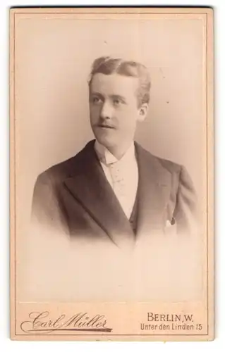 Fotografie Varl Müller, Berlin, Unter den Linden 15, Portrait Herr Ernst Braun im Anzug, 1896