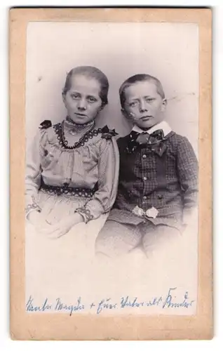 Fotografie unbekannter Fotograf und Ort, Portrait Mädchen Magda mit ihrem Bruder