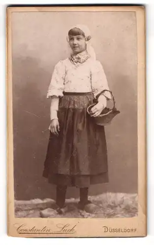 Fotografie Constantin Luck, Düsseldorf, Mädchen Elsbeth Deiters mit Körbchen und Haube, 1895