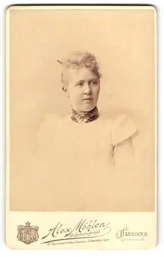 Fotografie Alex. Möhlen, Hannover, junge Frau M. Groning im hellen Kleid, 1899