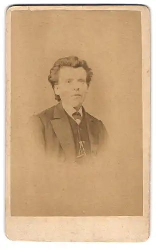 Fotografie C. G. Günther, Osten, junger Mann Wilhelm im Anzug