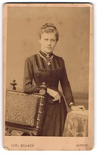 Fotografie Carl Bellach, Leipzig, Frau Anna Aldag mit Kette