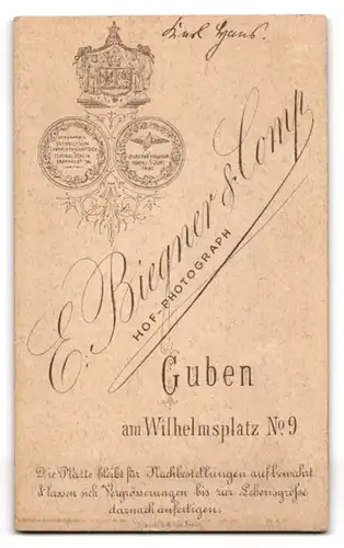 Fotografie E. Biegner & Comp., Guben, Herr Karl Hans im Anzug