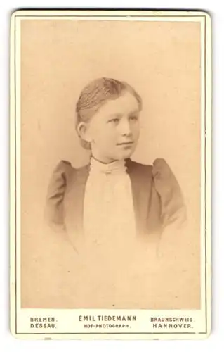 Fotografie Emil Tiedemann, Bremen, Portrait Hilde Brunaker im Kleid, 1892