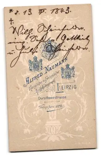 Fotografie Alfred Naumann, Leipzig, Herr Wilh. Schönfelder im Anzug