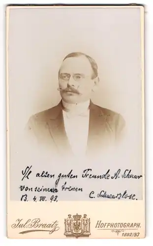 Fotografie Jul. Braatz, Berlin, Portrait Herr Carl Schwarzlose mit Zwickerbrille, 1893