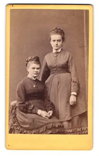 Fotografie W. Höffert, Dresden, Portrait Hedwig Gorny mit einer Freundin