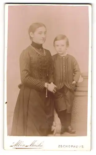 Fotografie Albin Meiche, Zschopau, junge Mutter Frau Herzog mit ihrem Sohn