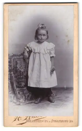 Fotografie H. Hack, Strassburg i. Els., niedliches Mädchen Becker im Kleid