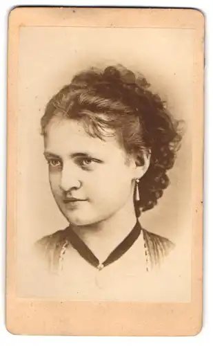 Fotografie unbekannter Fotograf und Ort, Portrait junge Frau Lili mit Locken und Ohrringen