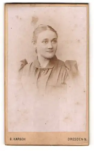 Fotografie G. Karsch, Dresden, junge Frau im Kleid, Rückseite mit Widmung an Emma Nätler