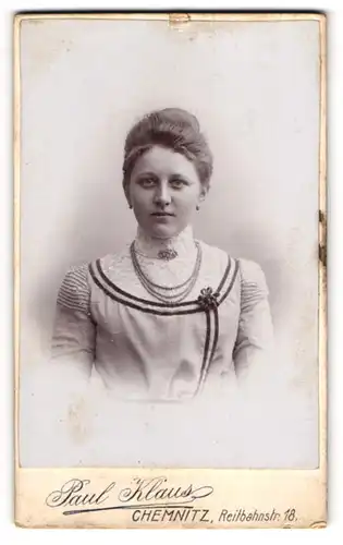 Fotografie Paul Klaus, Chemnitz, junge Frau im hellen Kleid mit Halkette, 1902