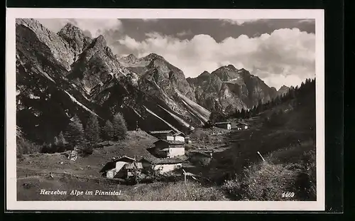 AK Herzeben Alpe im Pinnistal, Blick auf den Ort mit Bergpanorama