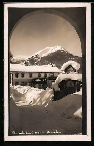 AK Ehrwald, Blick von verschneiter Strasse zur Danielspitze