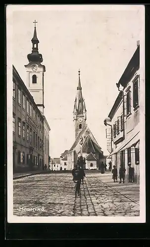 AK Horn, Hauptplatz mit Kindern und Kirche