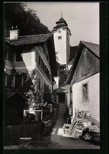 AK Hallstatt, Strassenpartie mit Treppenaufgang zur Kirche