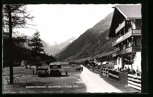 AK Gschnitz bei Steinach, Hotel Gschnitzerhof A. Brunner mit Strasse