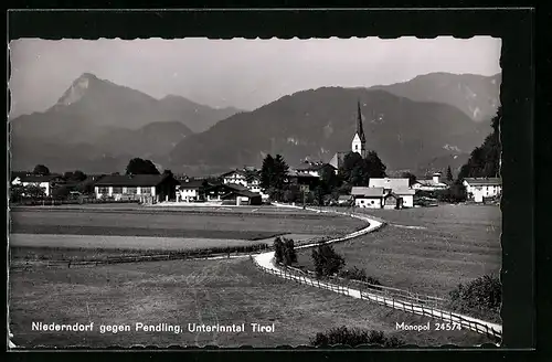 AK Niederndorf /Unterinntal, Ortspartie mit Kirche gegen Pendling