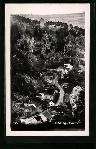 AK Mödling /Klausen, Ort aus der Vogelschau mit Burgturm
