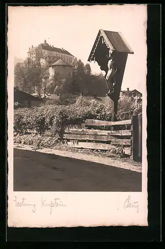 AK Kufstein, Blick auf die Festung und Strassenpartie mit Wegkreuz
