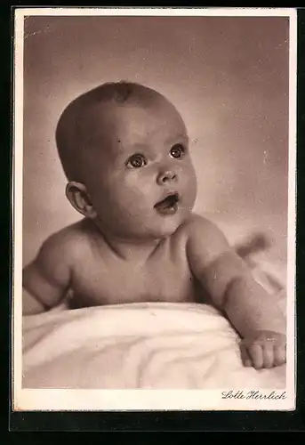 Foto-AK Lotte Herrlich: Kleinkind auf einem Laken
