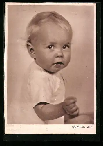 Foto-AK Lotte Herrlich: Kleines Kind im weissen Hemd
