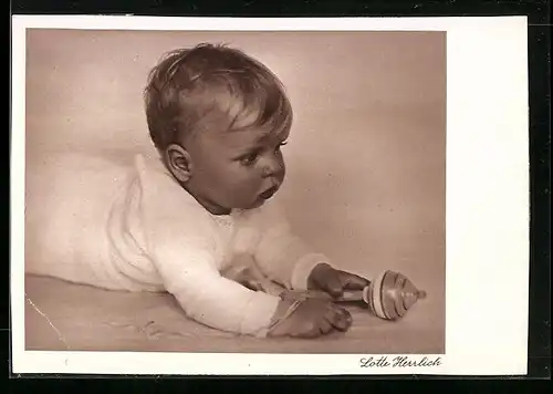 Foto-AK Lotte Herrlich: Kleinkind mit einer Rassel
