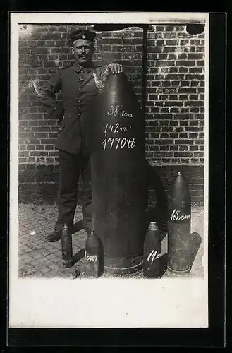 AK Soldat neben einer 38,1 cm Granate