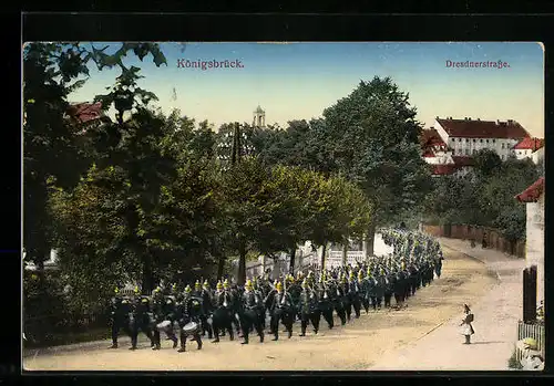 AK Königsbrück, Parade in der Dresdnerstrasse