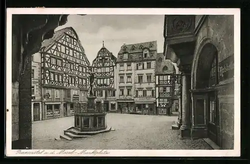 AK Berncastel a. d. Mosel, Marktplatz mit Geschäften und Denkmal