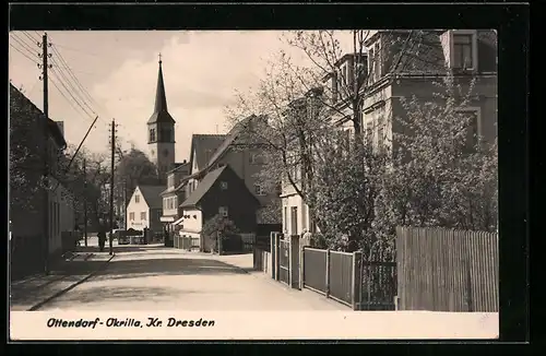AK Ottendorf-Okrilla /Kr. Dresden, Strassenpartie mit Kirche