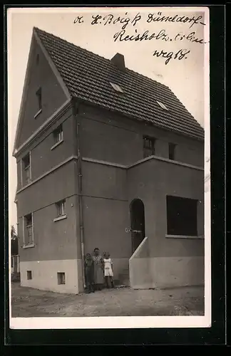 Foto-AK Düsseldorf-Reisholz, Wohnhaus Erlenweg 18, Mutter mit Kindern