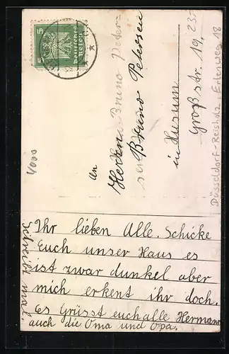 Foto-AK Düsseldorf-Reisholz, Wohnhaus Erlenweg 18, Mutter mit Kindern