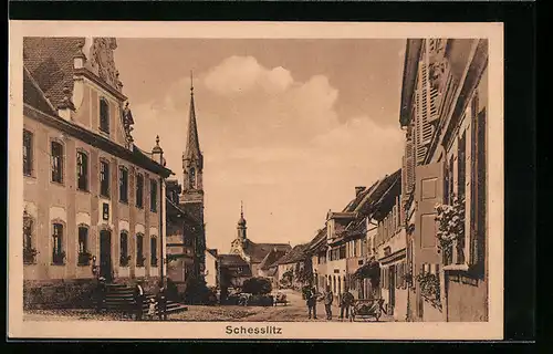 AK Schesslitz, Strassenpartie mit Passanten und Kirche