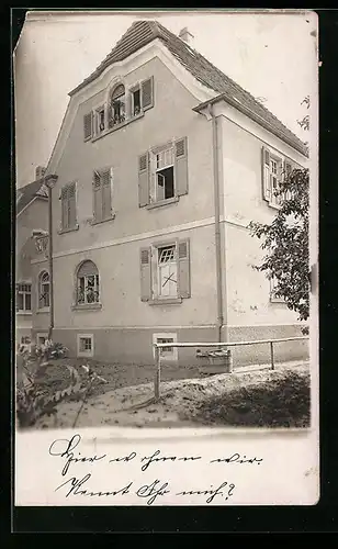 Foto-AK Neckarsulm, Wohnhaus mit Fensterläden und herausschauenden Bewohnerinnen