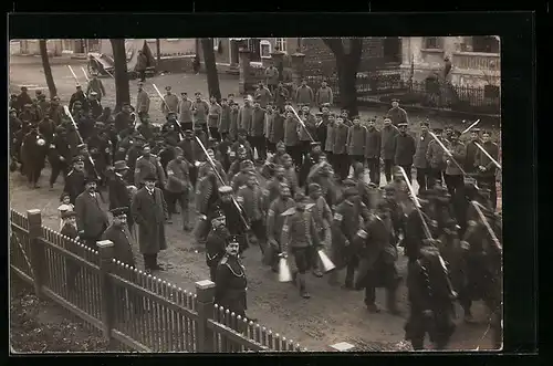 Foto-AK Meschede, Kriegsgefangenen-Marsch 1914